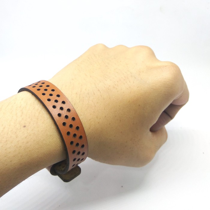 Gelang kulit asli laser cut motif bolong bracelet warna tan -PHAC319