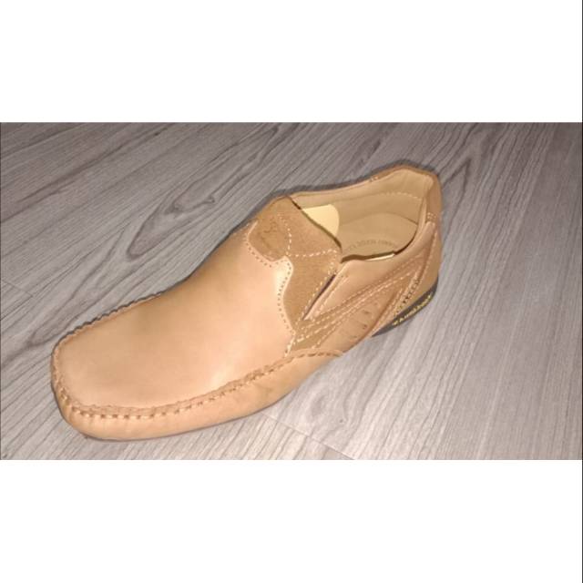 Sepatu Pria Kangaroo