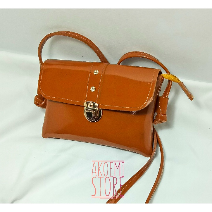 Tas Selempang Wanita Glossy Simple Mode On