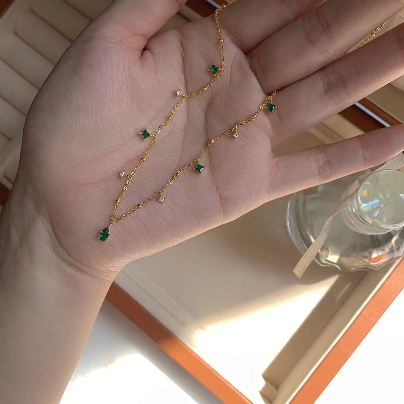 Kalung Rantai Dengan Liontin Batu Emerald Zircon Bentuk Tetesan Air Warna Emas Untuk Wanita