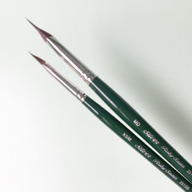 

Silver Brush Ruby Satin (Triangle Brush) size MD