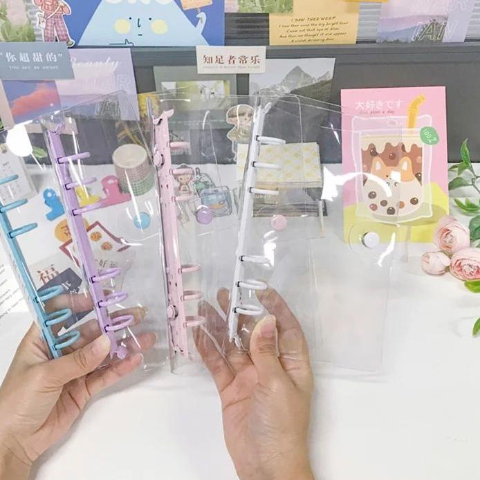 

Langsung Kirim ♛ Binder Transparan A6 Cover Macaron Bening PVC Notebook 6 Ring Warna'