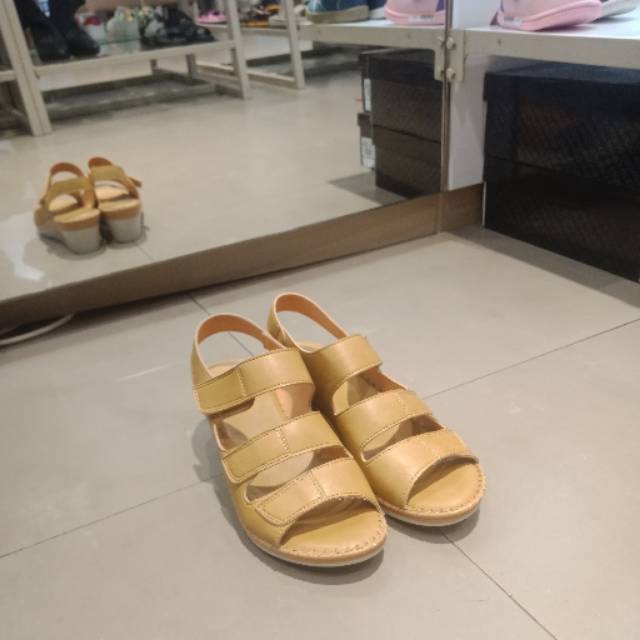 Sepatu sendal bata comfit