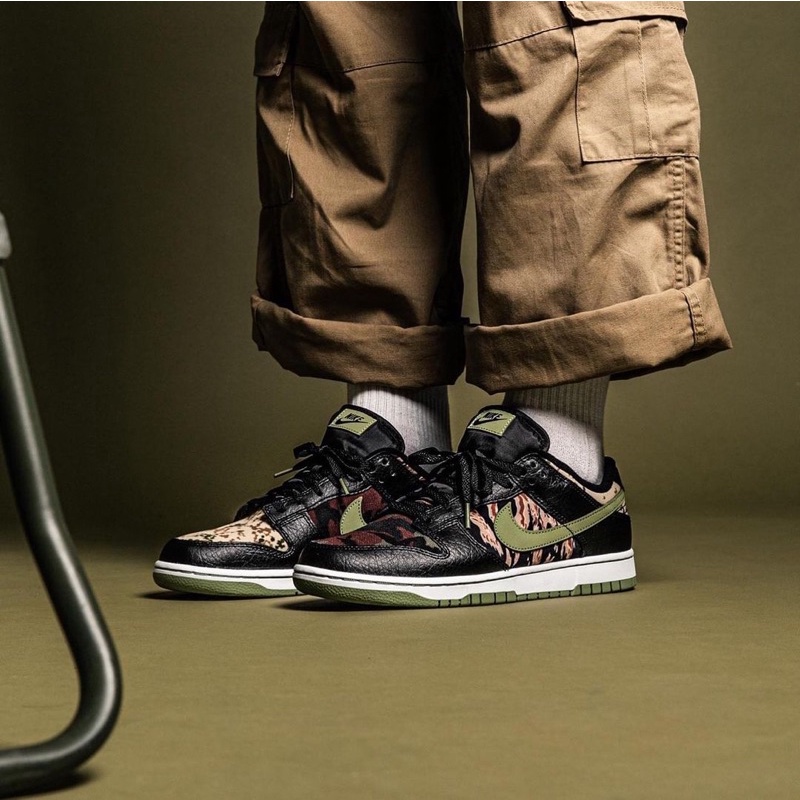 Jual NIKE DUNK LOW SE •CRAZY CAMO 
