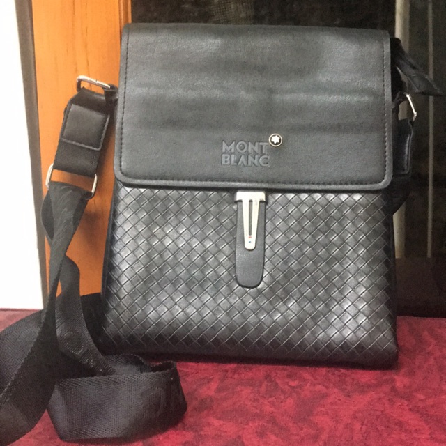 Preloved Tas slempang kulit mont blanc