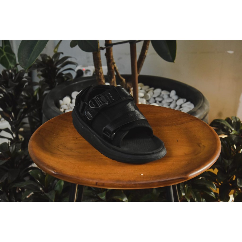 SANDAL KASUAL PRIA VOLKERFOOTWEAR X VICTUS ARTIKEL MOCK UP FULLBLACK