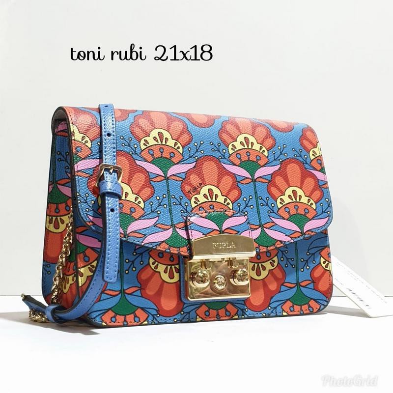 tas furla metropolis toni small crossbody rubi