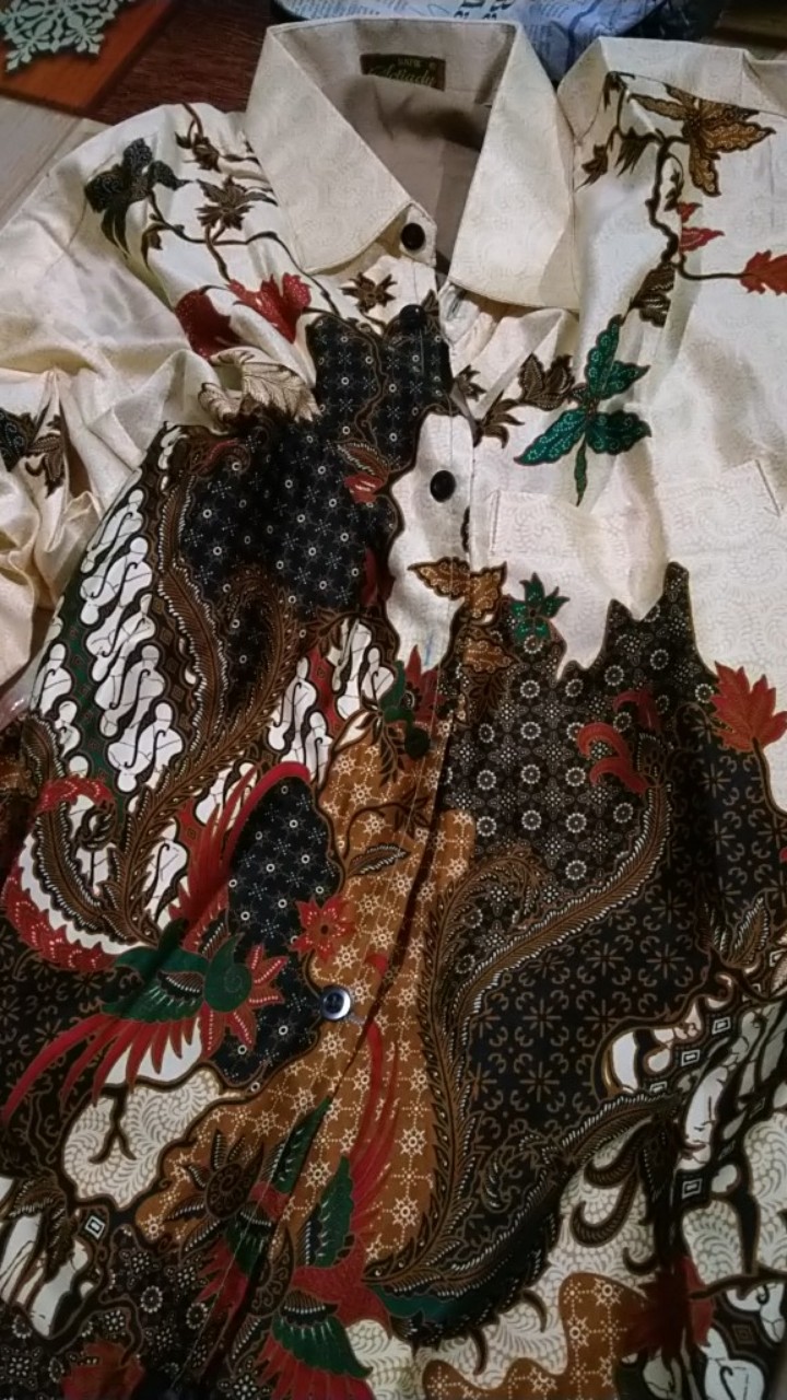 Kemeja Batik Semi Sutra Pria Modern