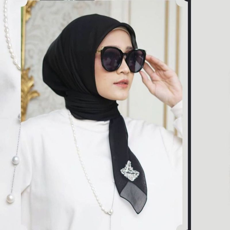 Plain scarf by AyuDyah Andari