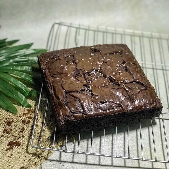 

Double Choco Fudgy Brownie brownies coklat (dengan coklat chunk diatasnya)