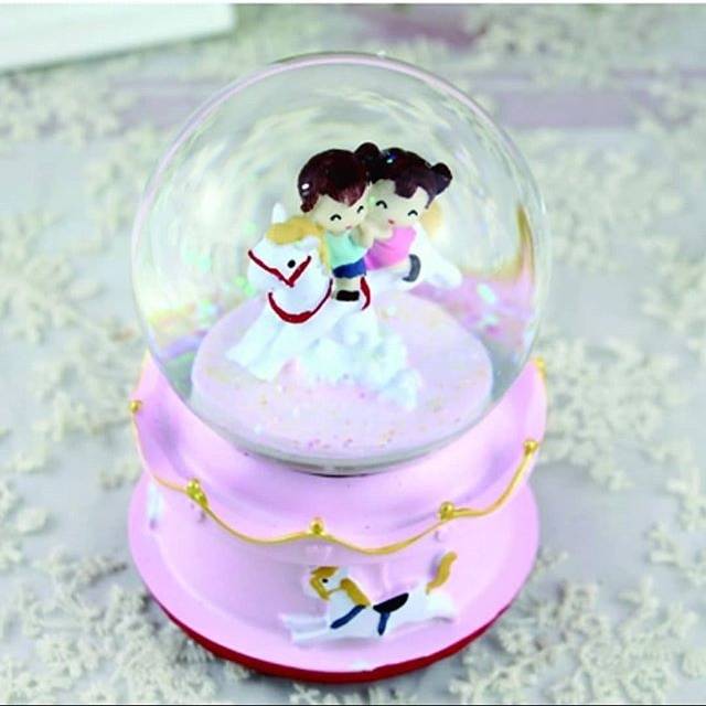 Kotak musik Couple romantis / snowball salju musik