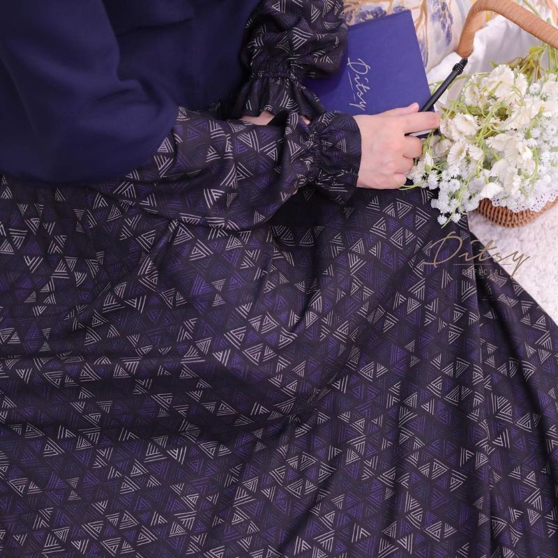 Triangle Jetblack by Ditsy