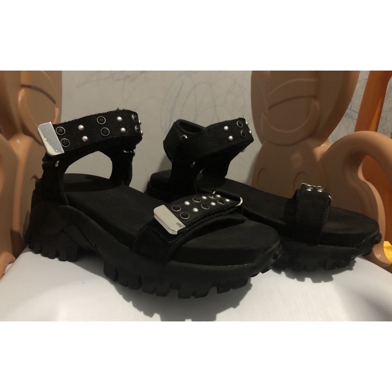 preloved sandal stradivarius