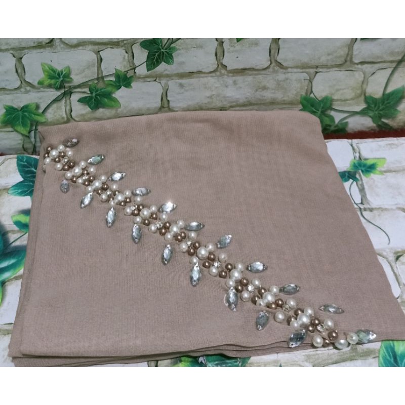 SEGIEMPAT PAYET BANDO BELLA/HIJAB BANDO MUTIARA/KERUDUNG PAYET BELLA SQUERE-Latte
