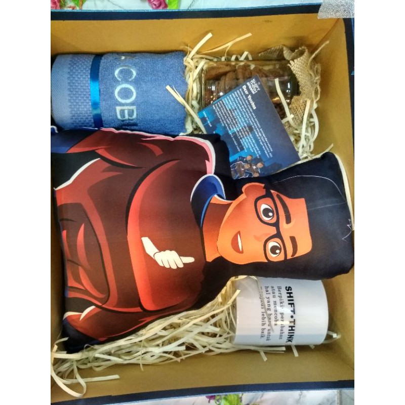 hampers box isi bantal karakter.mug.handuk bordir.cookies
