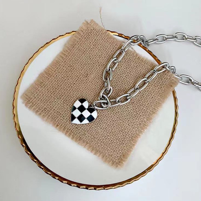 Kalung Liontin Cinta Hati Kotak-kotak Retro Hitam Dan Putih Perhiasan Rantai Tebal Wanita Fashion Yang Dipersonalisasi