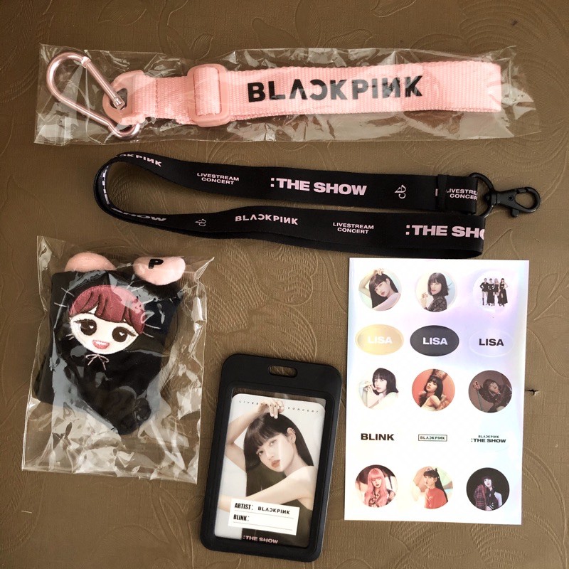 BLACKPINK LISA welcome the show kit sharing