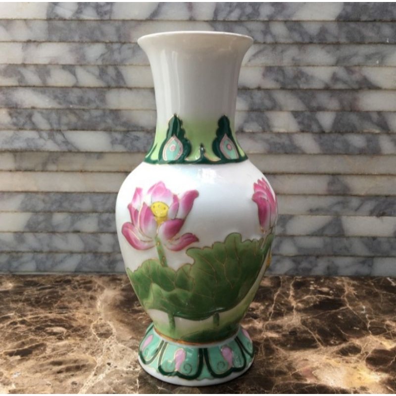 Guci porselen motif bunga teratai timbul