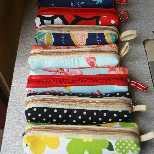 

Souvenir tempat pensil ukuran P 20cm T 5cm wrn yg tersedia rondom