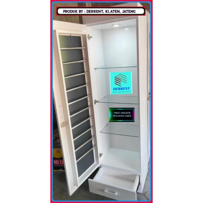 Lemari jilbab dan tas