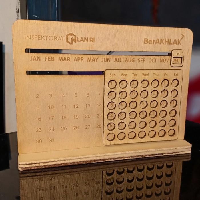 

Kalender Kayu Seumur Hidup Unik Hadiah Custom Tulisan