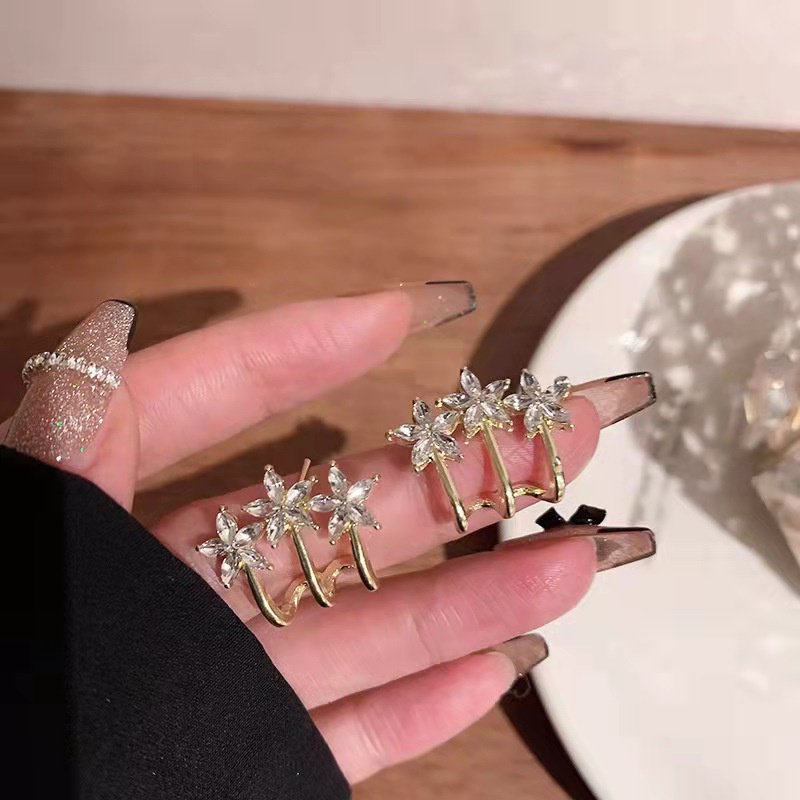 Anting Bentuk Bunga Bahan Logam Warna Emas Aksen Berlian Imitasi Gaya Vintage Untuk Wanita