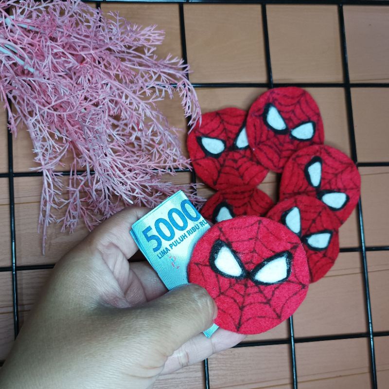 

Amplop lebaran karakter Spiderman diameter 6cm. Dijual per pcs