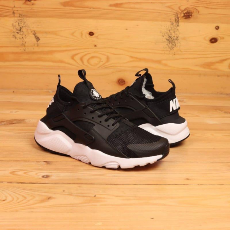 Nike Huarache Triple Black and size 37-44