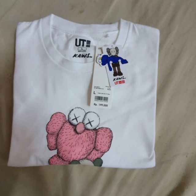 ORIGINAL 100% KAWS X UNIQLO NO KW. GARANSI UANG KEMBALI KALO SAMPE PALSU.