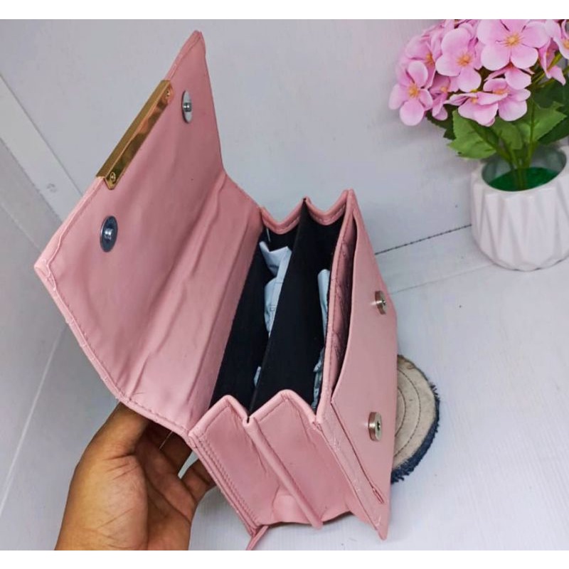 Tas Selempang Wanita//Selempang wanita kekinian //Fashion Wanita// Dhior Behel//#tas #taslokal #tasmurah #tasgrosirmurah #taswanita #tastanganpertama #tasfashion #taspaket #taspaketan #tascewek #tasselempang #slingbag  #taspinggang#slingbag #taswanitagaya