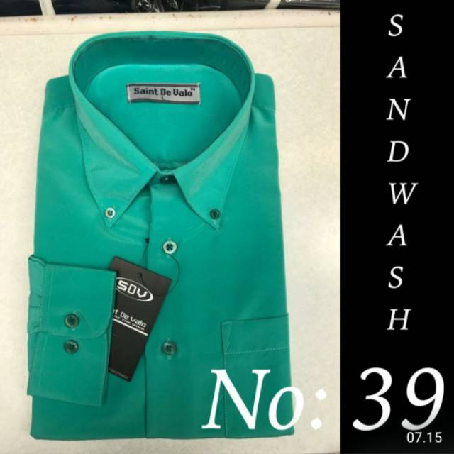 Kemeja formal tangan panjang warna hijau Wardah..
