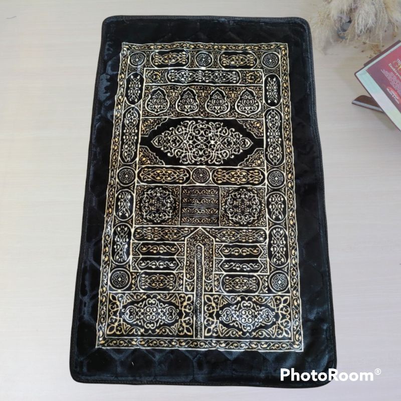 SAJADAH BUSA TEBAL, KABAH ,KISWAH ,HAJAR ASWAD ,BEST QUALITY PREMIUM ANTI SELIP UKURAN 70 X 110 SAJADAH KISWAH