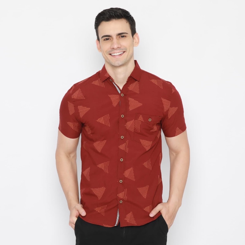 CODE MALE Kemeja Pria Pendek Motif Triangle Merah Slimfit