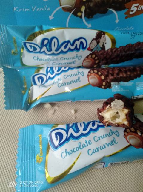 Coklat DILAN WAFER ROLL crunchy caramel Garudafood