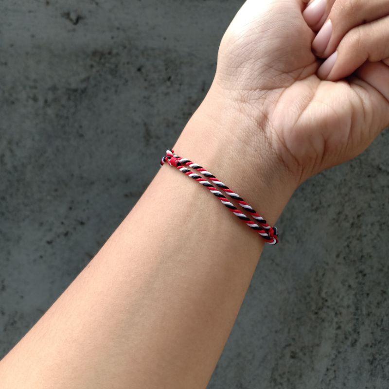 Gelang Tridatu Kancing Sliding Knot / Gelang Tridatu Bali / Gelang Simple 1 Layer / Gelang Tridatu Pria / Gelang Khas Bali / Oleh Oleh Bali Murah / Gelang Tridatu Custom / Gelang Pria Hitam / Gelang Wanita / Gelang Cewek / Craftdewata