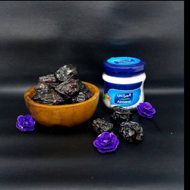

Paket Kurma Ajwa 250gr dan Keju Cream Al Marai 120gr