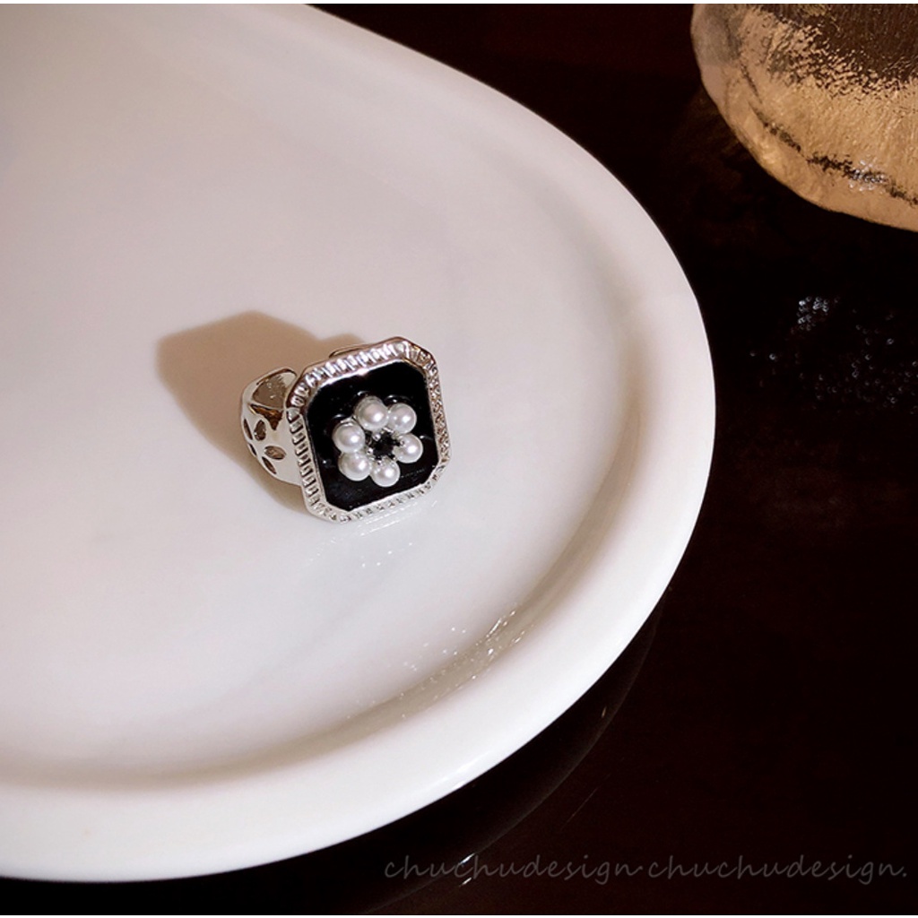 Cincin Aksen Mutiara Warna Hitam Dan Putih Gaya Retro