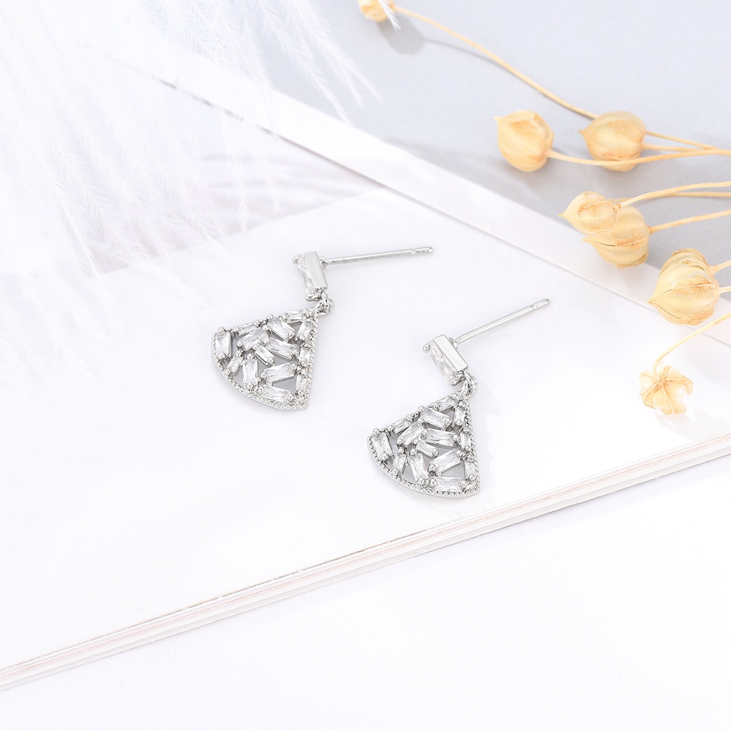 Hu Hu Hu Hu Hu Alat Bantu Pasang Kacamata♡ Anting Tusuk Bentuk Kipas Hollow Hias Cubic Zirconia Untuk Wanita