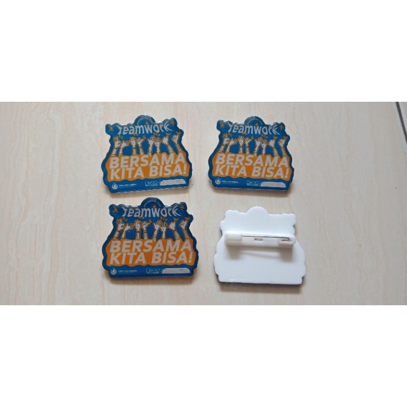 

Pin akrilik resin penitik custom