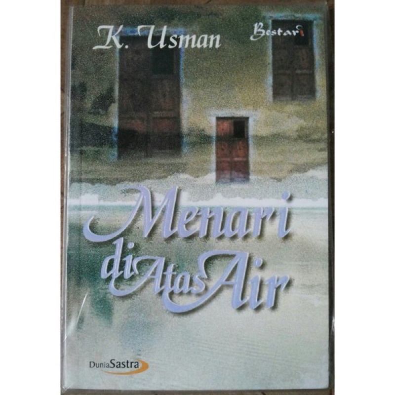 

buku Menari di atas air dunia sastra ciptaan K.usman