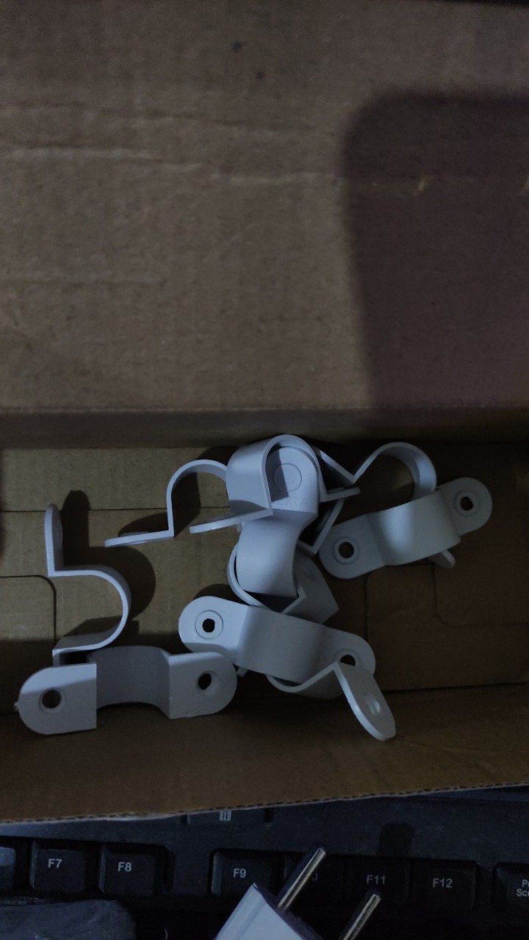 Klem Pipa Conduit 20mm / Klem Pipa Listrik