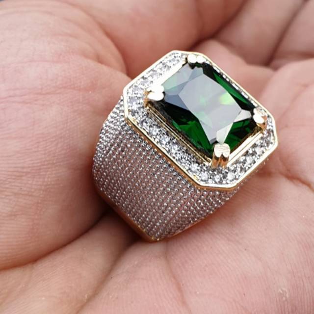 

Green zamrud mewah manis ditangan