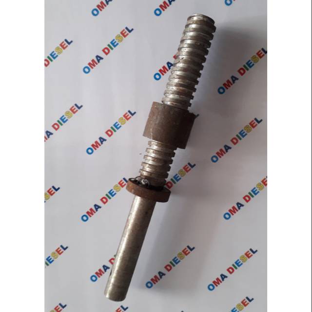 Baut bajak traktor sawah