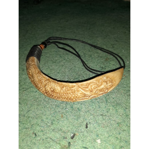 kalung taring ukir naga