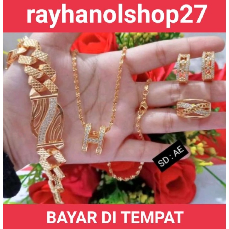 Perhiasan wanita titanium Xuping lapis emas gold lebih unggul kualitasnya, memiliki warna gold yang kuat, tidak mudah luntur