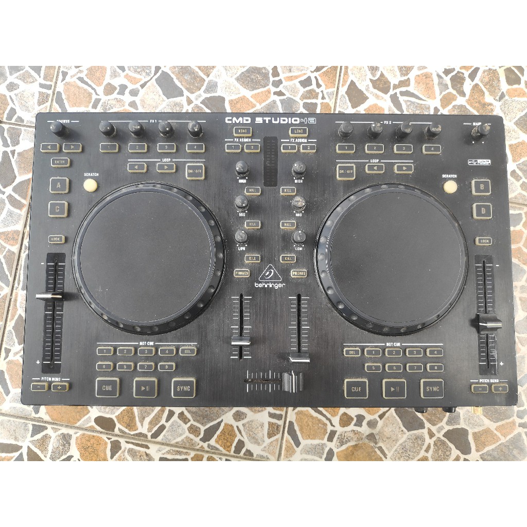 Controller/Turntable DJ Behringer CMD Studio 4a