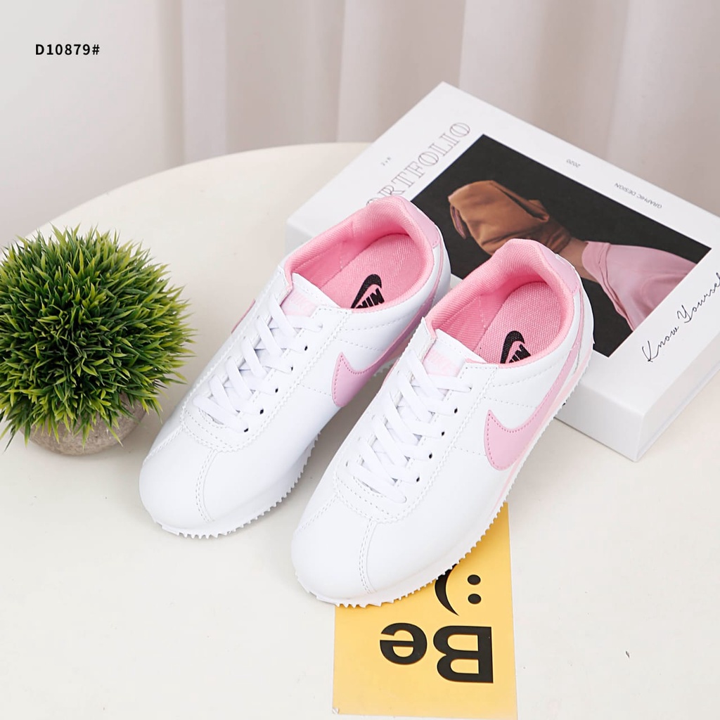 NK Classic Sneaker D10879