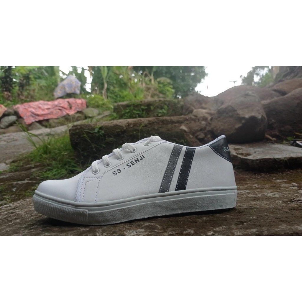 DISKON 7.7 Sepatu Pria Sneakers Putih Terbaru Model Plat bertali SS SENJI Korea