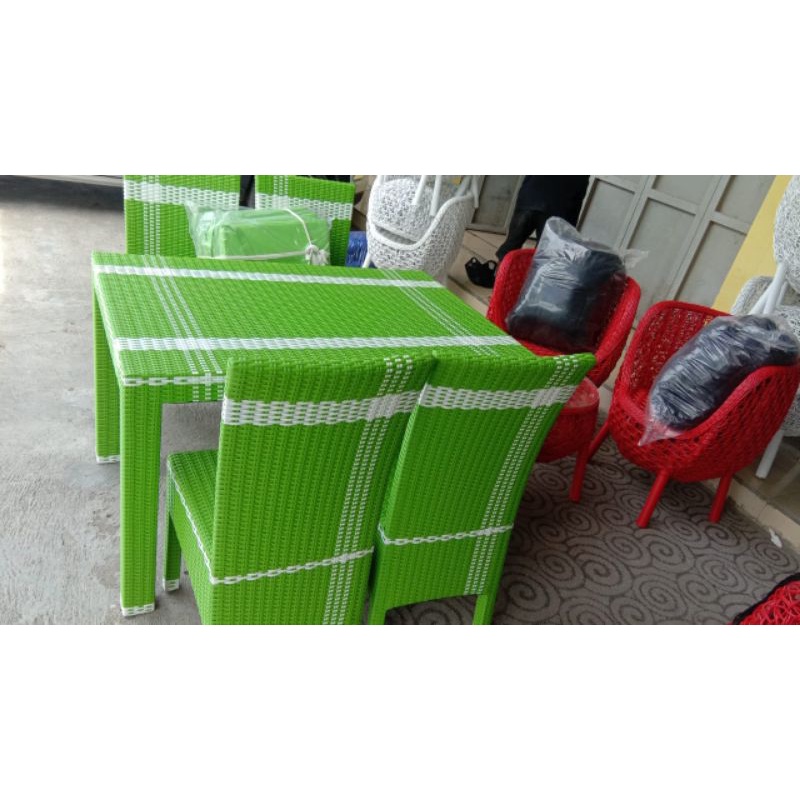 Meja Makan Rotan Sintetis
