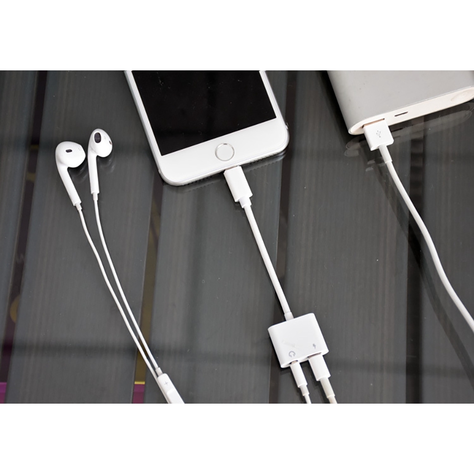 Splitter Kabel Konektor Charger untuk iPhone Lighting 3.5mm